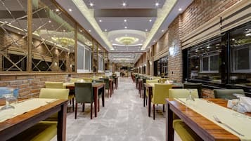 Phục vụ bữa sáng, bữa trưa và bữa tối