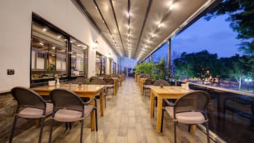 Petit déjeuner, déjeuner et dîner servis sur place