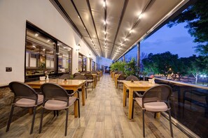 Serveert ontbijt, lunch en diner