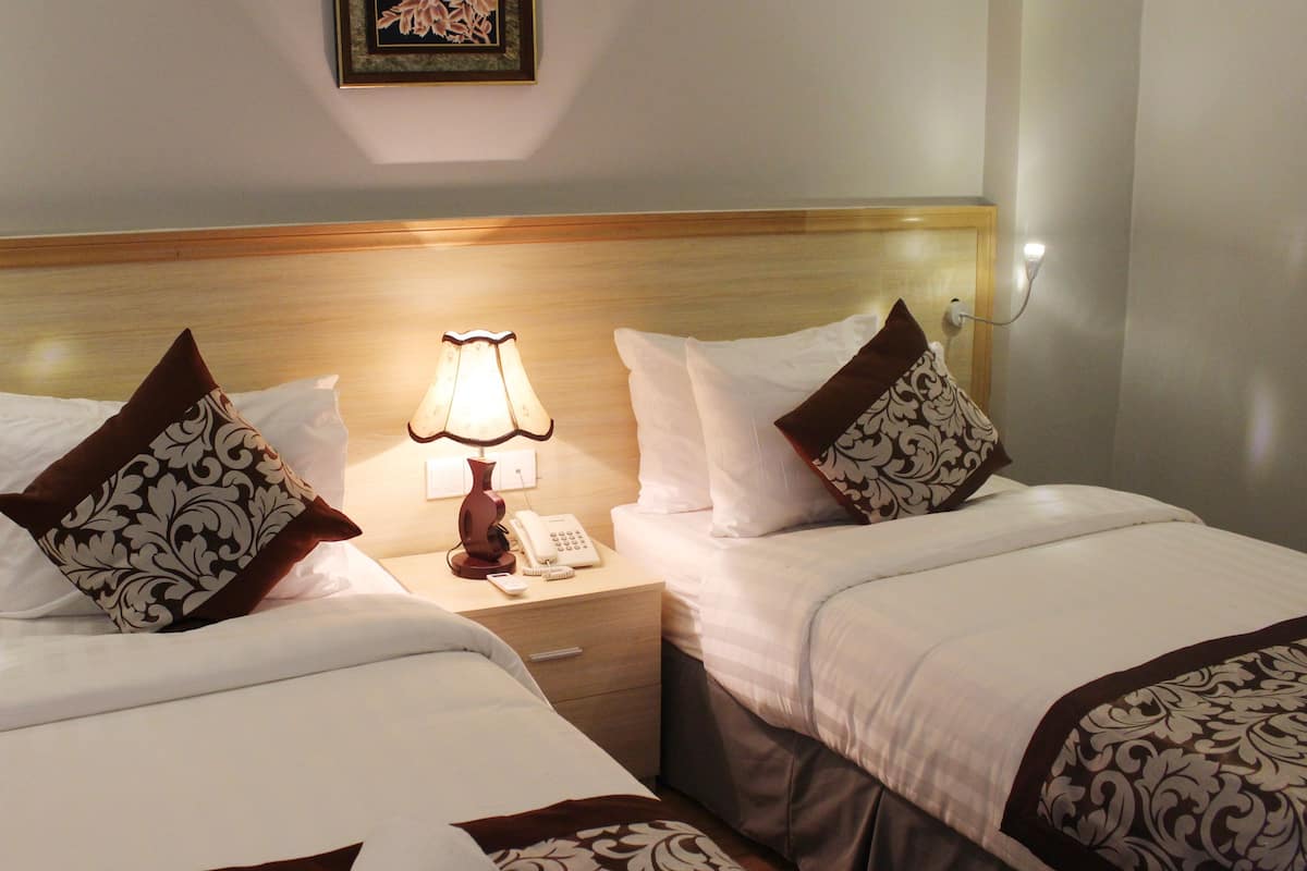 Chambre Standard avec lits jumeaux | Literie de qualité, coffre-fort, bureau
