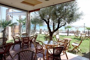Outdoor dining - Paralio Hotel (Kassandra)