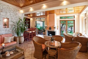 Lobby lounge - Paralio Hotel (Kassandra)