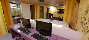 ห้องบิสซิเนสทวิน | เครื่องนอนระดับพรีเมียม, ห้องพักตกแต่งอย่างมีเอกลักษณ์, โต๊ะทำงาน