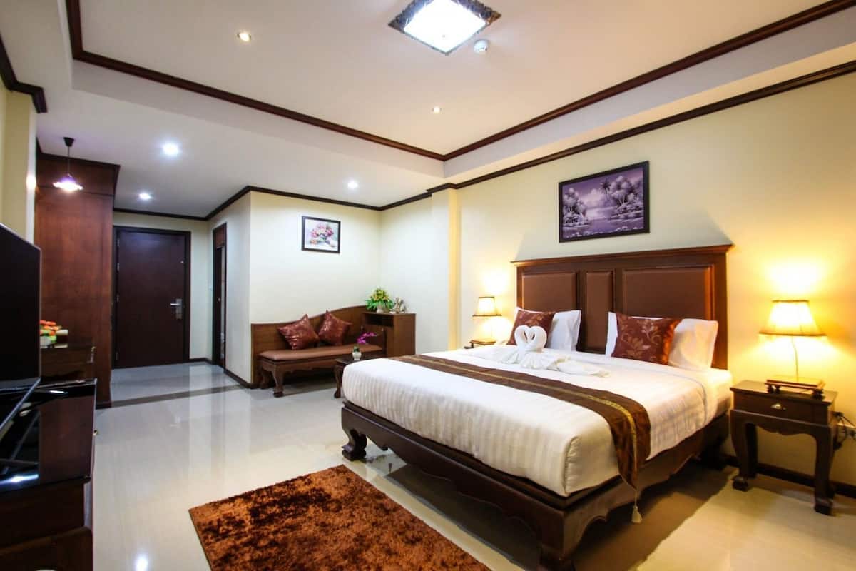 โต๊ะทำงาน, เตารีด/โต๊ะรีดผ้า, Wi-Fi, ผ้าปูที่นอน
