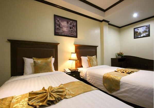 A hotel room with two beds, a nightstand with a lamp, and a framed picture on the wall. - I Boutique Hotel (Pluak Daeng)