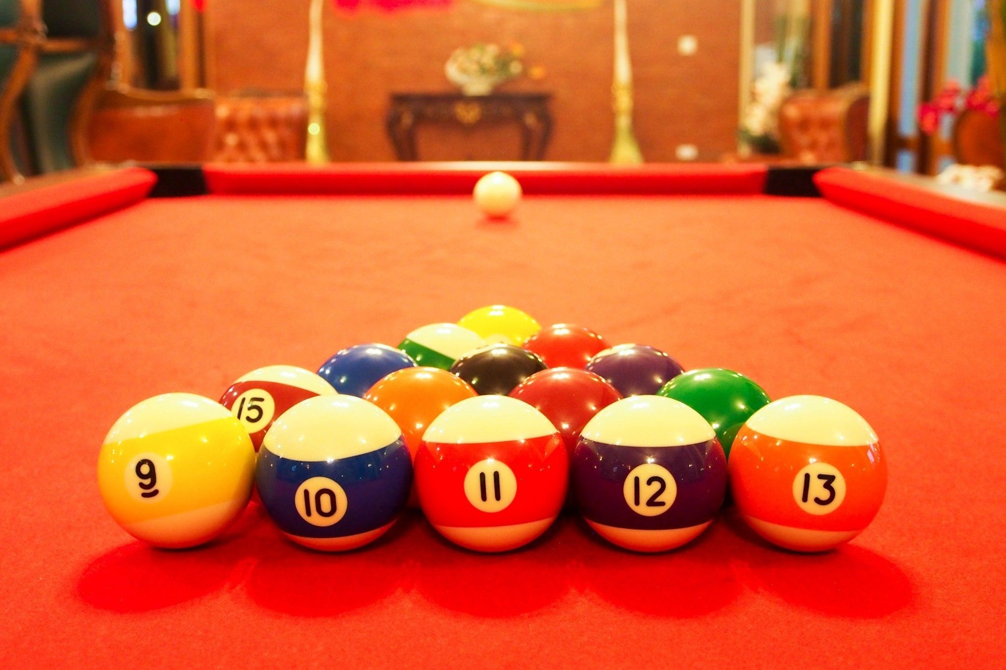 Een pooltafel met genummerde biljartballen in een driehoekige opstelling.
