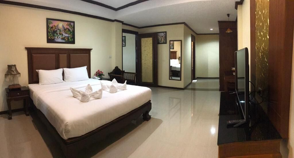 Escritorio, tabla de planchar con plancha, wifi y ropa de cama 