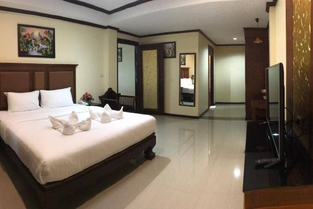 Escritorio, tabla de planchar con plancha, wifi y ropa de cama