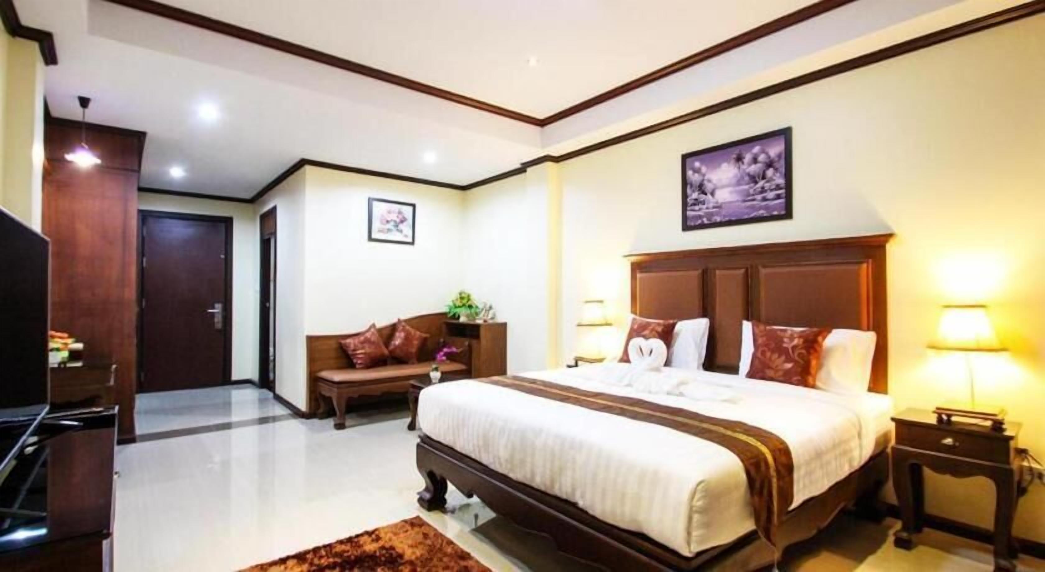 Escritorio, tabla de planchar con plancha, wifi y ropa de cama 