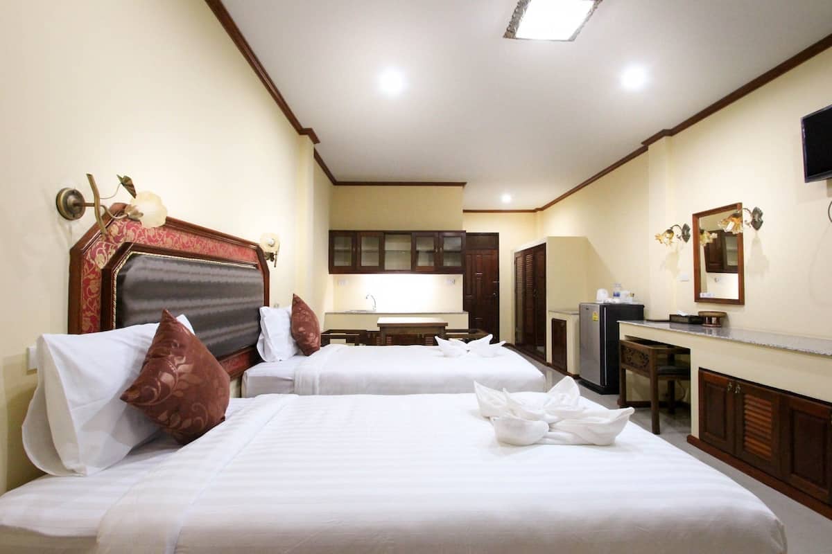 โต๊ะทำงาน, เตารีด/โต๊ะรีดผ้า, Wi-Fi, ผ้าป  ูที่นอน