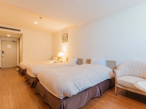 Triple Room, Non Smoking | In-room safe, desk, laptop workspace, iron/ironing board - Hotel New Century (Okinawa)