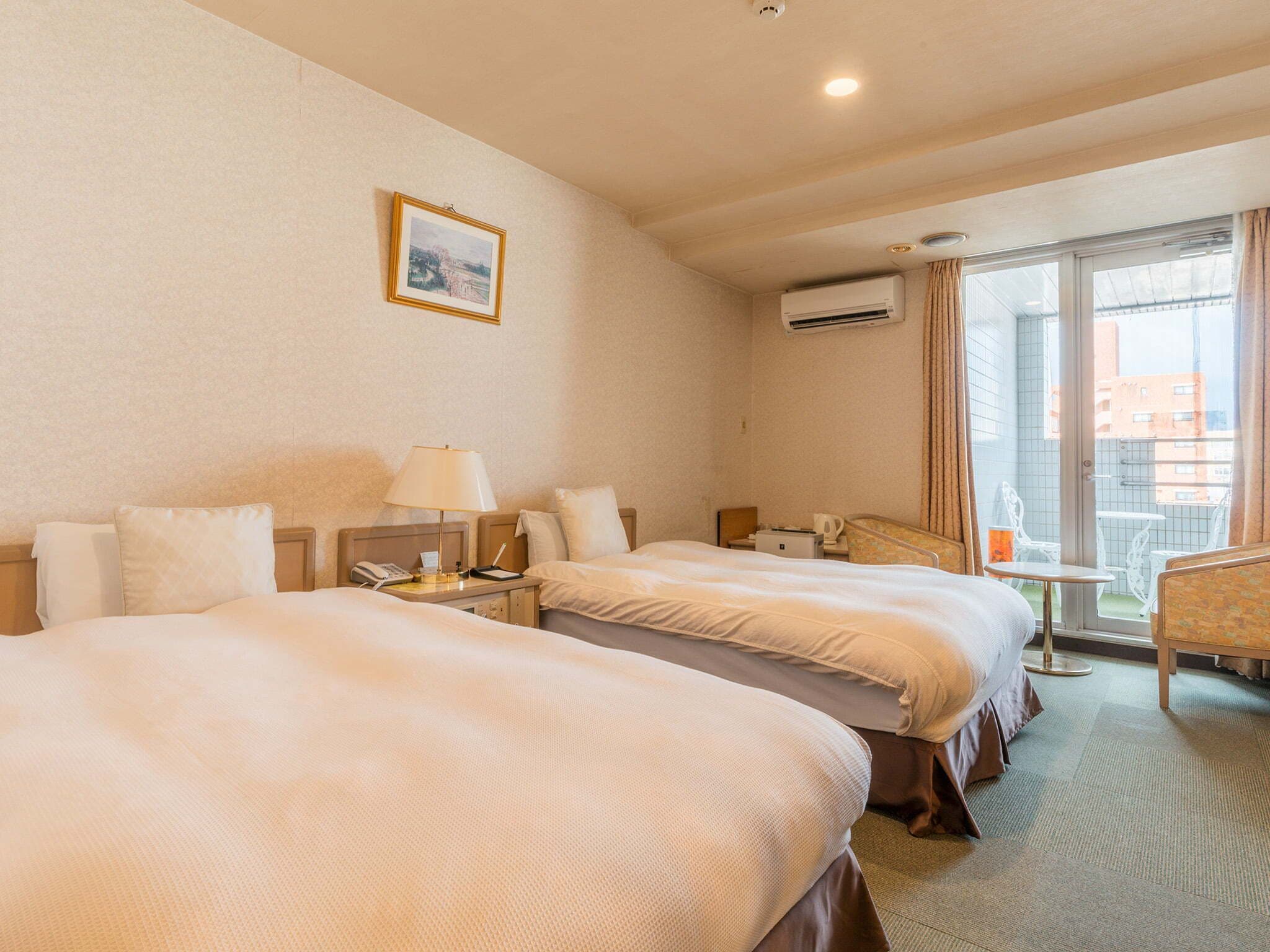 ห้องทวิน, ปลอดบุหรี่ (Smoking available at balcony only) | ตู้นิรภัยในห้องพัก, โต๊ะทำงาน, พื้นที่ทำงานแบบใช้แล็ปท็อป