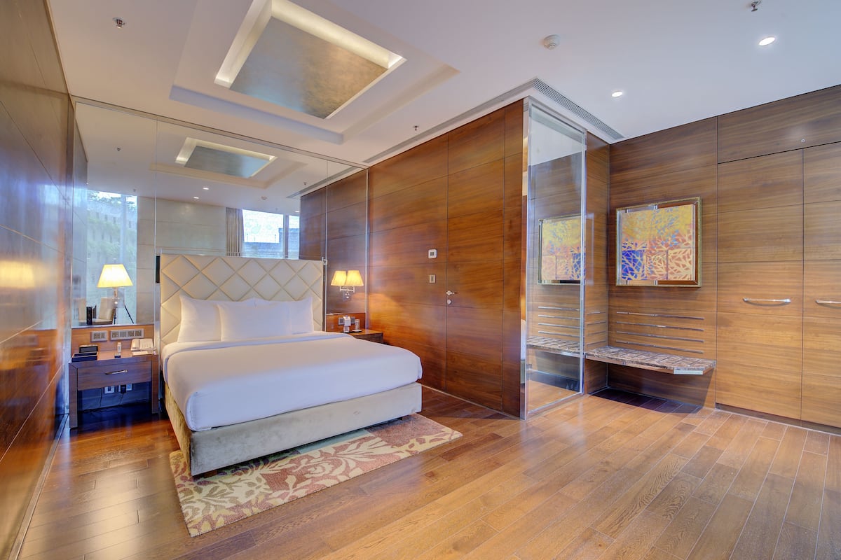 premium bedding, minibar, in-room safe, desk