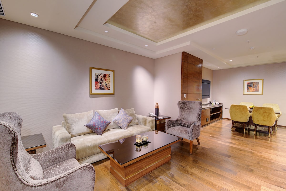 Phòng Cao cấp (Niranta Suite ) | Bộ đồ giường cao cấp, két bảo mật tại phòng, bàn, màn/rèm cản sáng