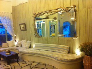 Lobby sitting area - Afrodite Hotel (Tinos)