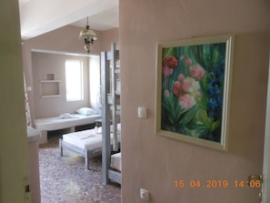 Quarto triplo standard | Berços grátis, Wi-Fi de cortesia, roupa de cama