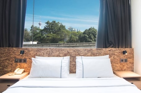 Executive Suite | Desk, soundproofing, free WiFi, bed sheets. i-Hotel Kuala Lumpur