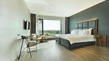 Comfort Twin Room, 1 Bedroom, Accessible, Non Smoking | Minibar, in-room safe, desk, blackout drapes