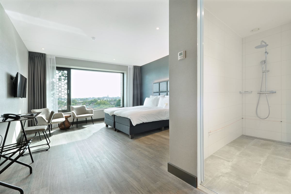 Comfort Twin Room, 1 Bedroom, Accessible, Non Smoking | Minibar, in-room safe, desk, blackout drapes