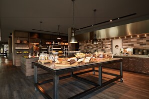 Desayuno completo diario (EUR 19.00 por persona)