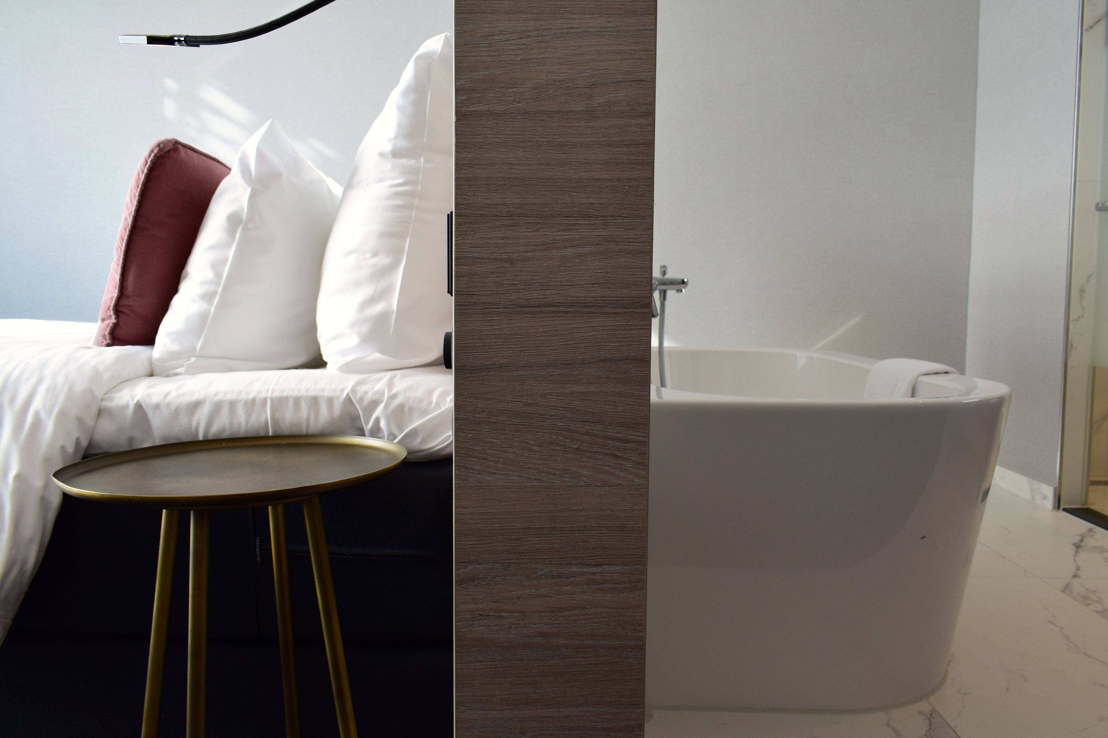 Ein modernes Badezimmer mit Badewanne und Duschbereich.