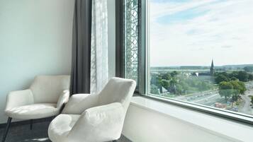 Comfort Twin Room, 1 Bedroom, Non Smoking, Bathtub | Minibar, in-room safe, desk, blackout drapes