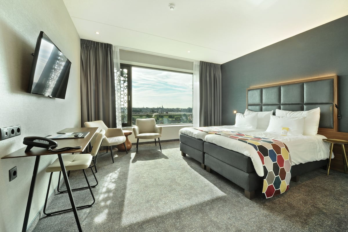 Comfort Twin Room, 1 Bedroom, Non Smoking, Bathtub | Minibar, in-room safe, desk, blackout drapes