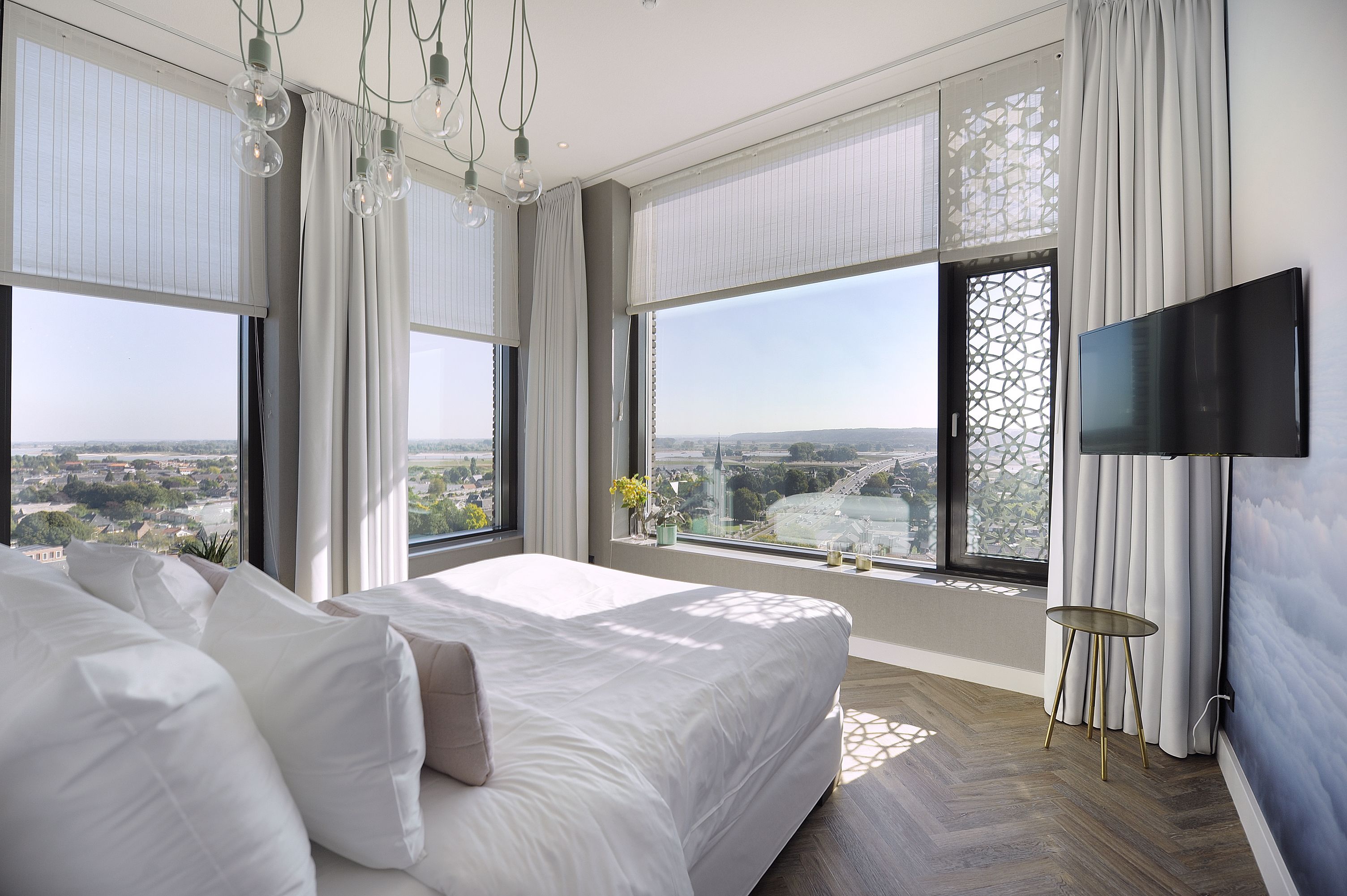 luxury suite, 1 bedroom, hot tub, city view | city view