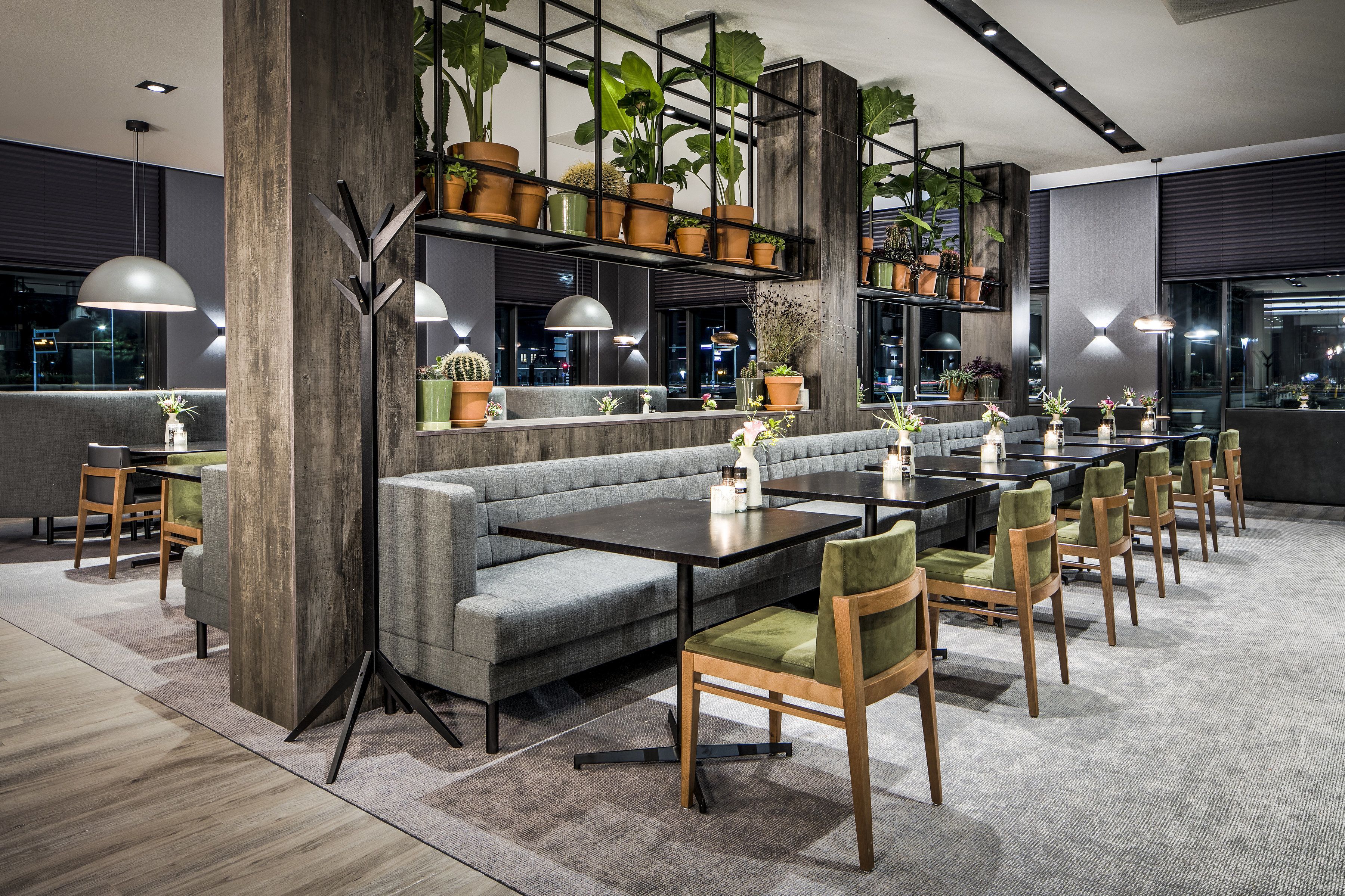 Serveert ontbijt, lunch, diner, internationale gerechten 