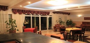 供应早餐、午餐和晚餐，国际美食