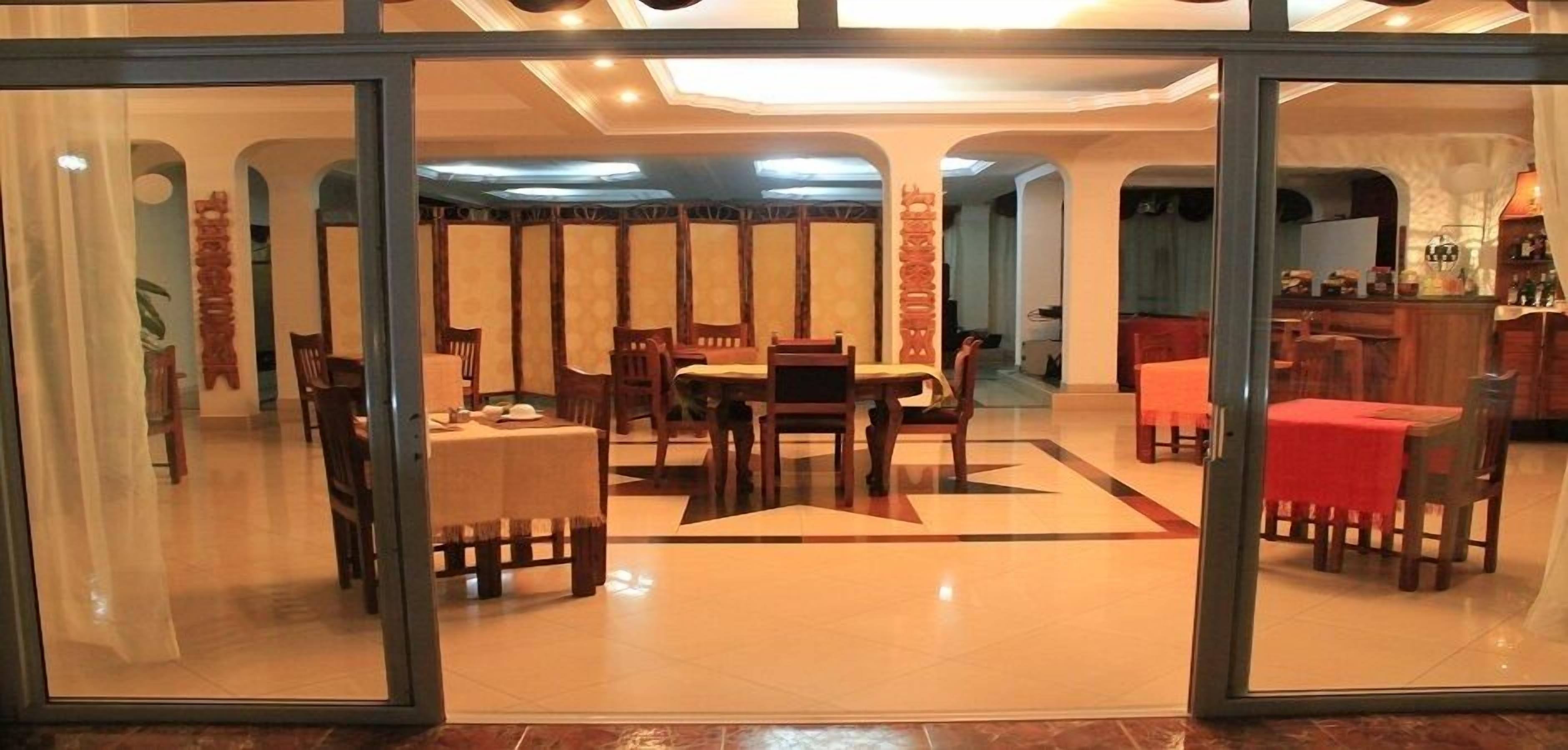 breakfast, lunch, dinner served; international cuisine