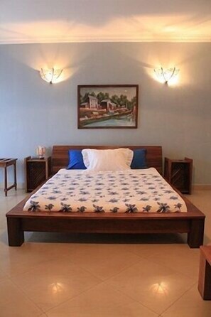 高档床上用品、客房内保险箱、特色装修、办公桌