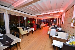 Phục vụ bữa sáng, bữa trưa và bữa tối 