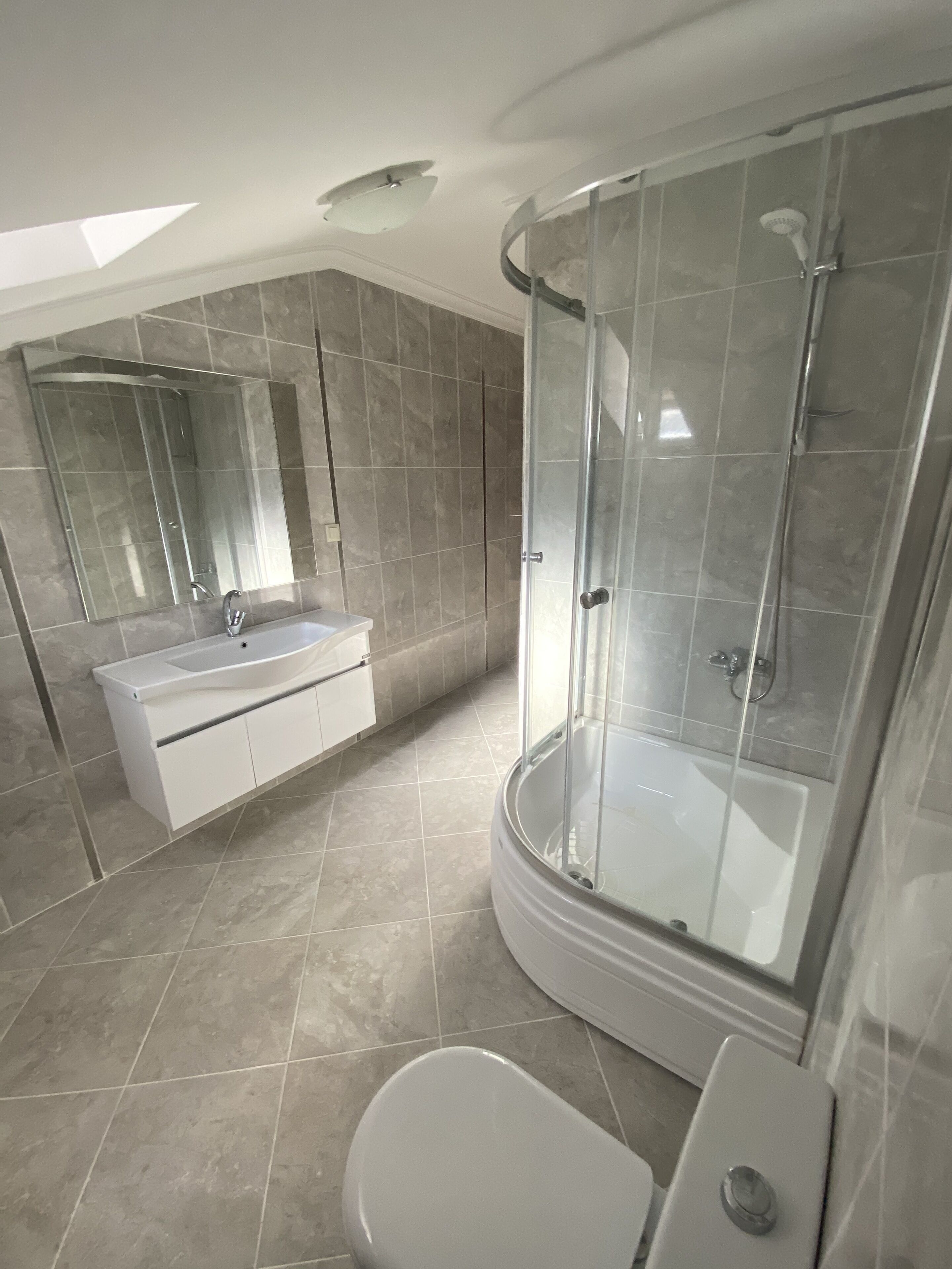luxury penthouse | bathroom | combined shower/bathtub, free toiletries, hair dryer, slippers