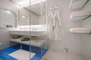 Bruser, gratis toiletartikler, hårtørrer, badekåber