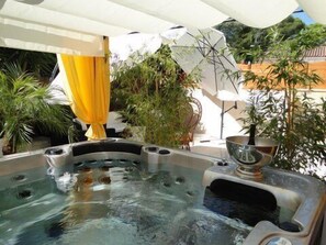 Bain à remous extérieur