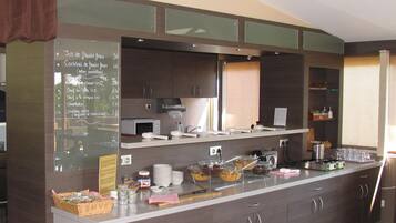 Petit déjeuner continental servi tous les jours en supplément