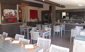 Phục vụ bữa tối 
