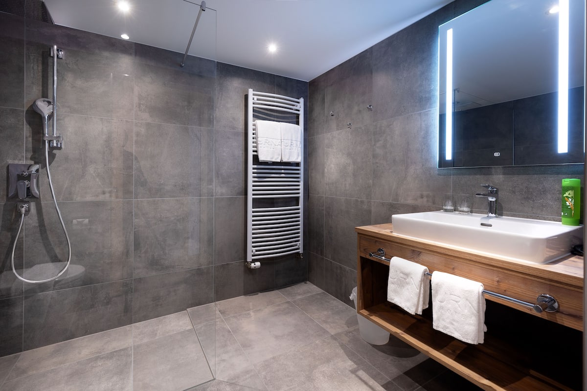 family room, 2 bedrooms (malbizimmer gamsli) | bathroom | shower, free toiletries, hair dryer, bathrobes