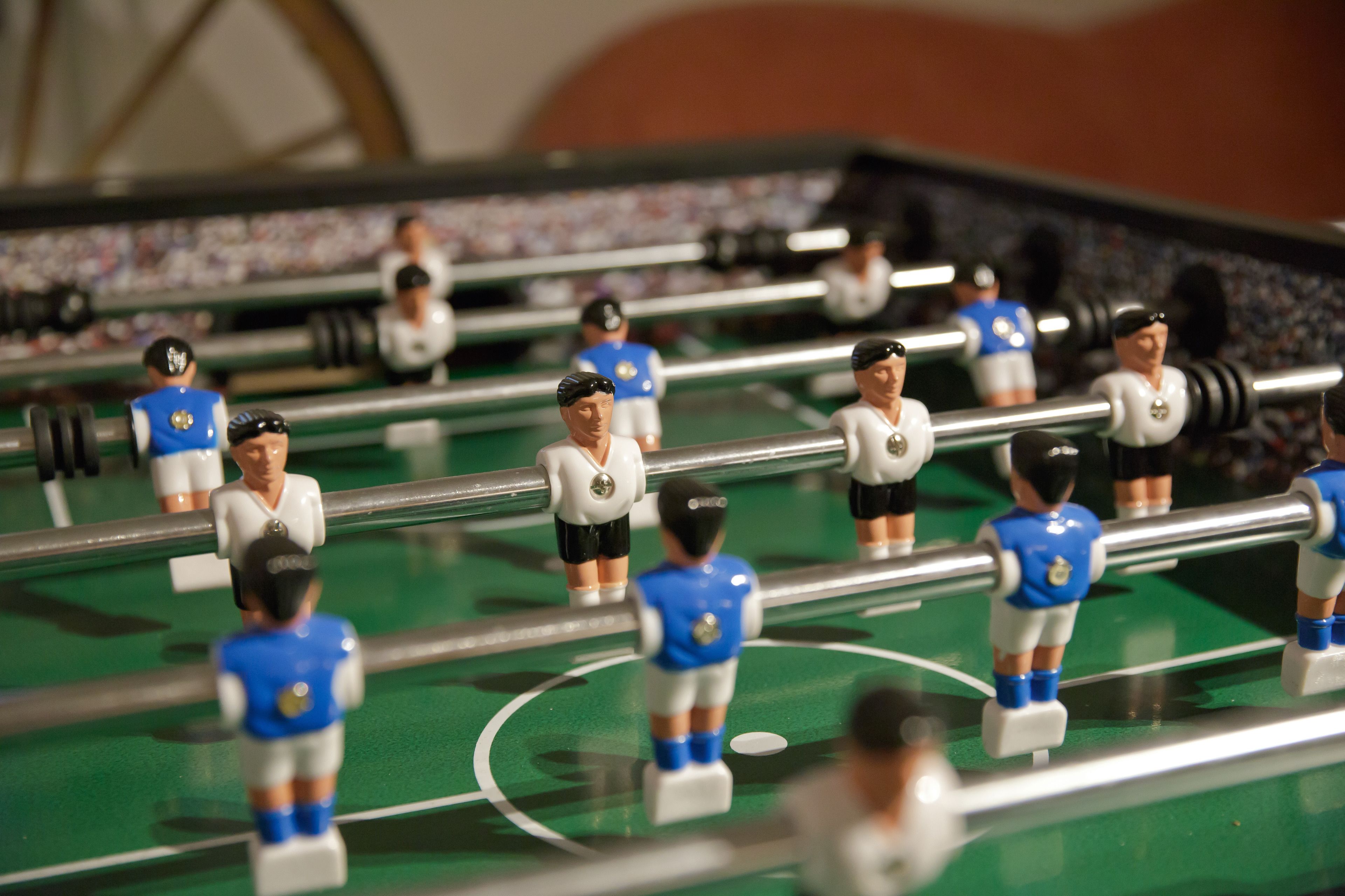 Ein Tabletop-Spiel mit Miniaturfiguren und einem Tor.