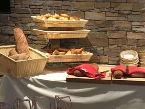 Café da manhã com buffet grátis todos os dias