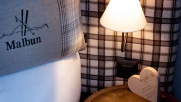 Un mostrador de recepción con un cartel que dice "Malbun" y un cartel con forma de corazón que dice "Turna Hotel" y un mensaje en alemán.