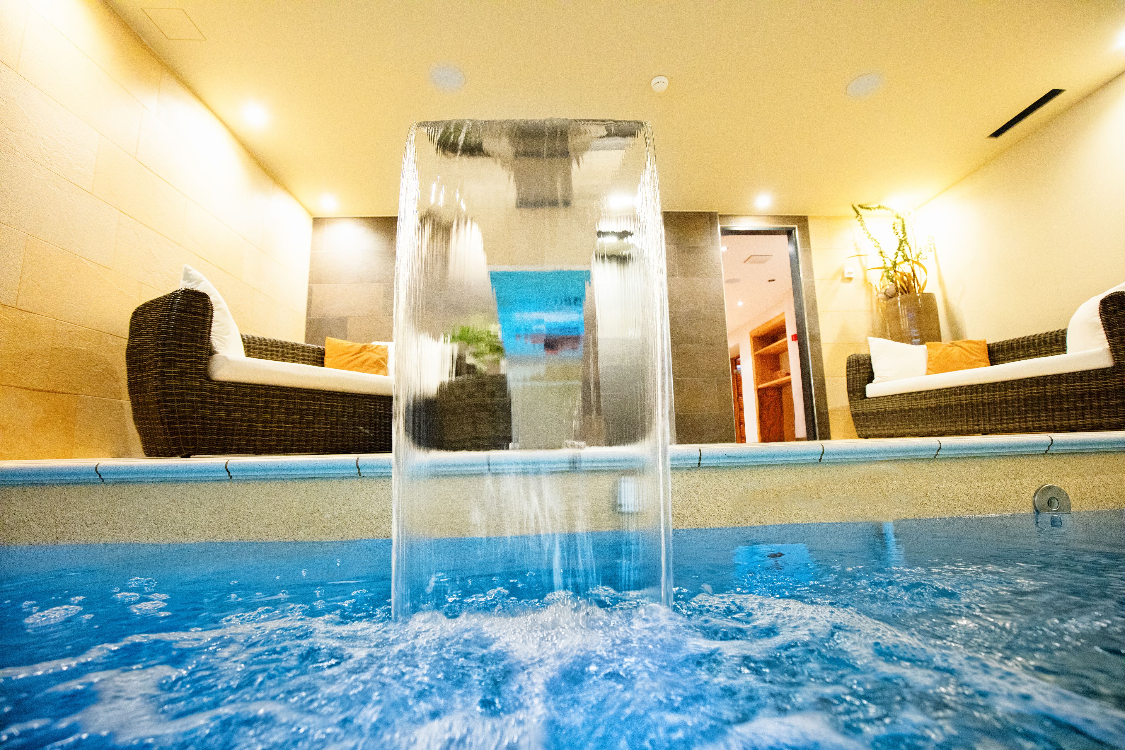 屋内プール、営業時間 7:00 ～ 21:30、サンラウンジャー