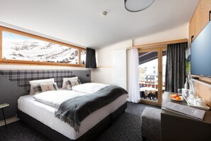 고급 침구, 오리/거위털 이불, 책상, 노트북 작업 공간