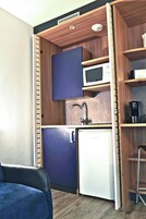 Geladeira, micro-ondas, cooktop, cafeteira/chaleira