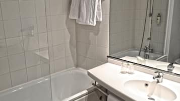 Studio, 1 Double Bed | Bathroom | Combined shower/bathtub, free toiletries, hair dryer, towels