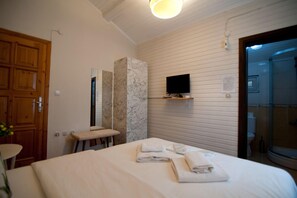 Standard Double Room | Free WiFi, bed sheets