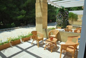 Superior driepersoonskamer | Een minibar, een kluis op de kamer, een bureau, beddengoed