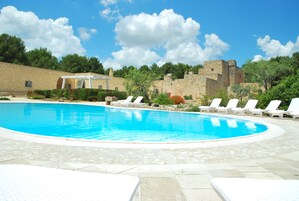 Una piscina al aire libre, una piscina en la azotea