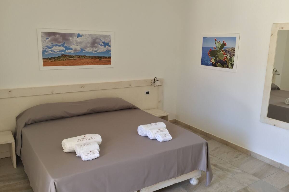 Minibar, coffres-forts dans les chambres, bureau, draps fournis